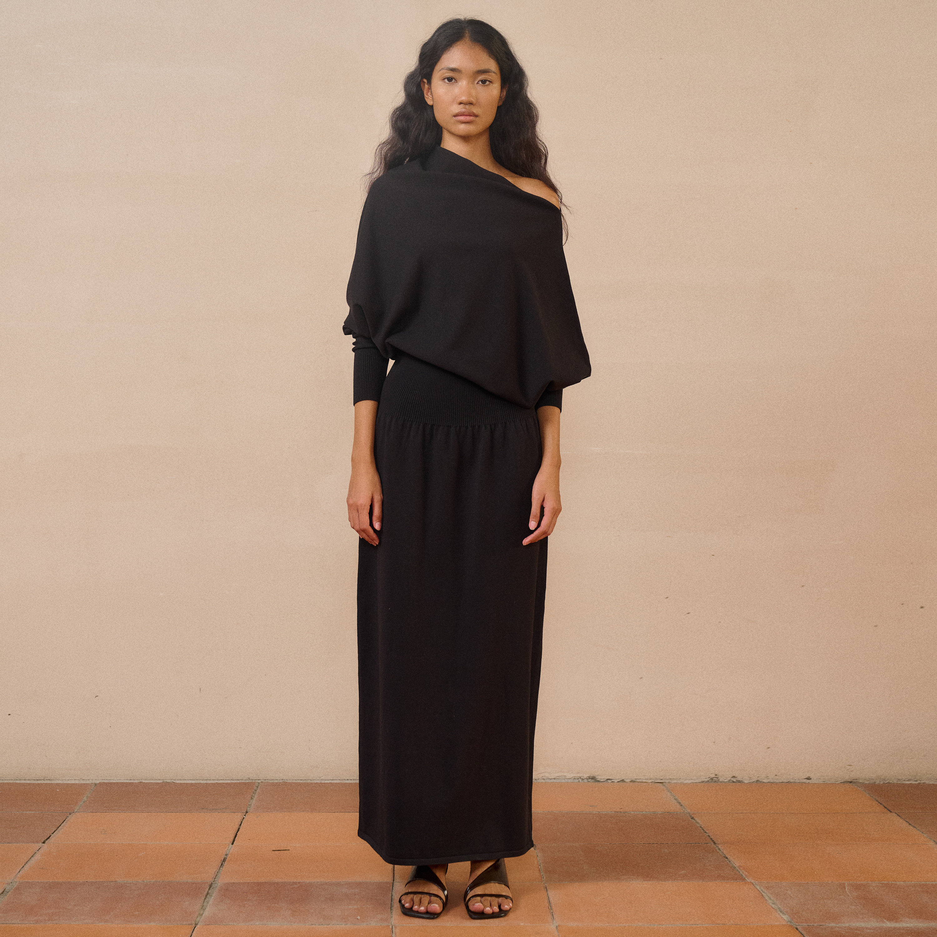 introutro 章若楠同款 斜肩螺纹收腰天丝针织连衣裙气质显瘦长裙