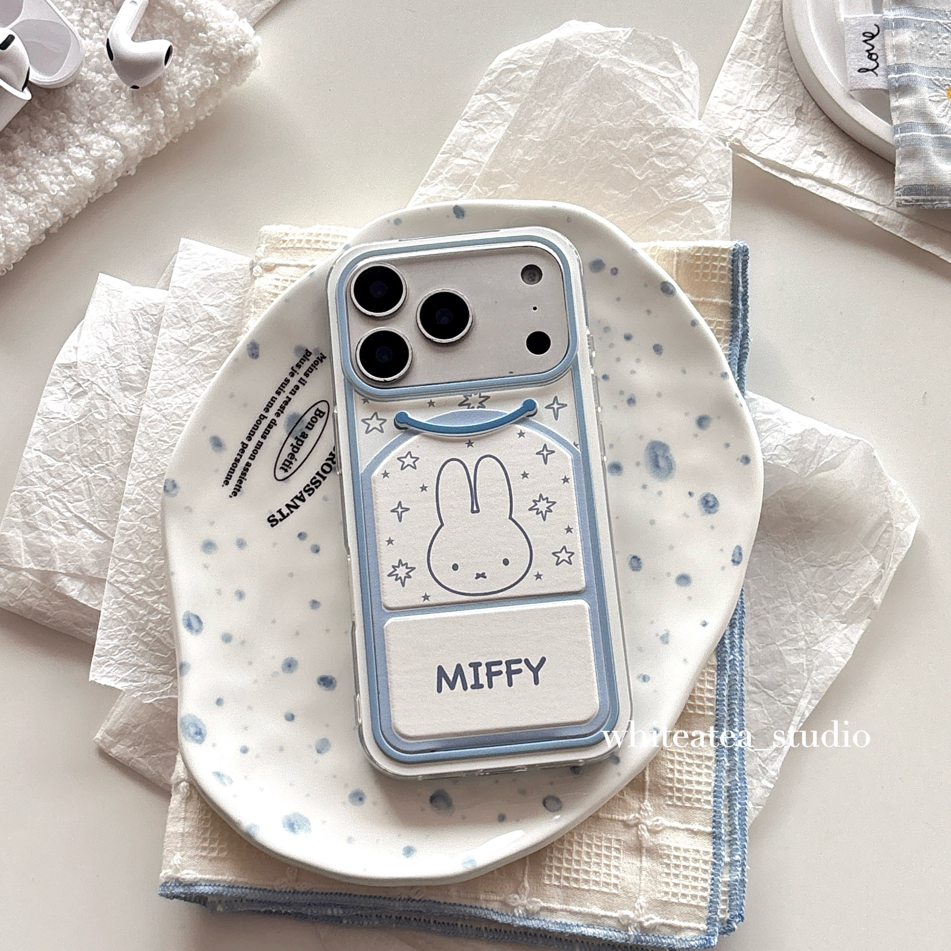 盐白茶ins可爱清新蓝白兔子头像皮质磁吸折叠适用苹果17ProMax手机壳iPhone16小众15新14高级13卡通保护套冬