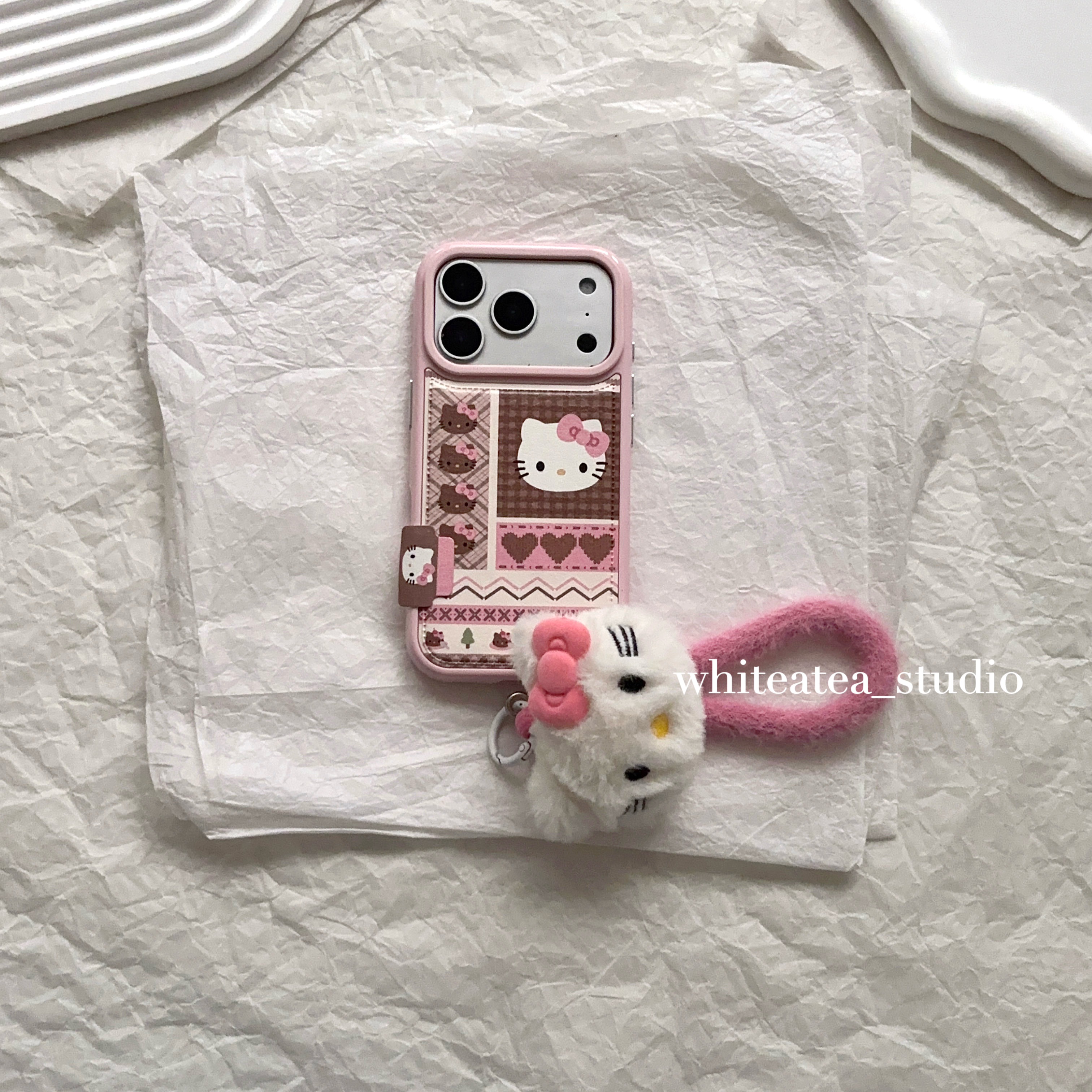 盐白茶ins秋冬可爱粉棕格子拼接圣诞树kt猫仿皮适用苹果17ProMax手机壳iPhone16小众15新款14高级感13保护套