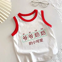 Милая маленькая бабушка и дедушка с красным воротником