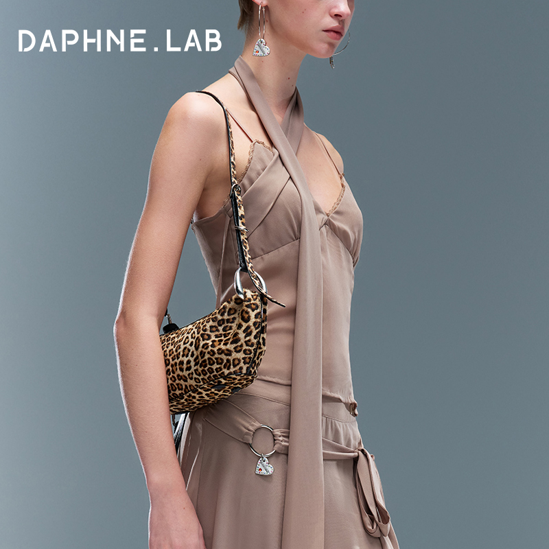 DAPHNELAB25SS豹纹色毒牙包