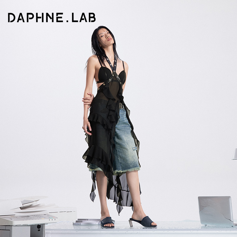 DAPHNELAB 24SS两件式超长荷叶边金属气眼吊带连衣裙