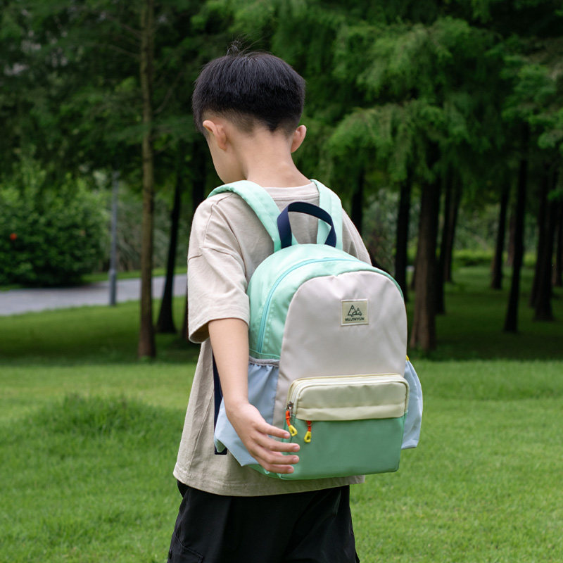 儿童轻便背包幼儿园书包超轻男童出行宝宝入学双肩包一年级旅行包