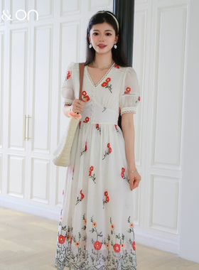 ON＆ON/安乃安2026春夏新款法式V领收腰温柔风茶歇复古刺绣连衣裙
