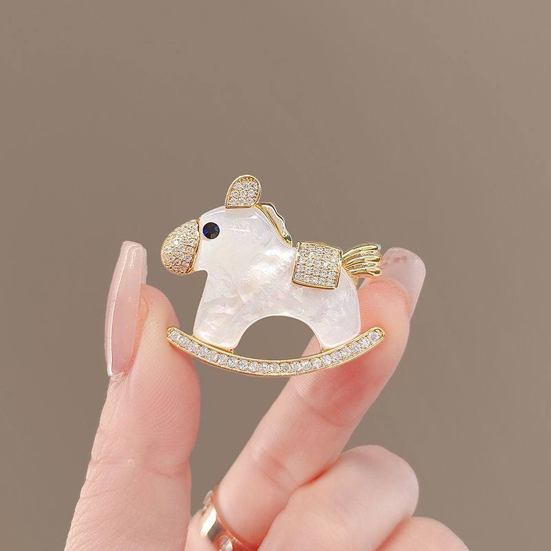 2026马年白贝母木马胸针高档奢华设计感别针西服胸花衣服配饰品女,居家布艺,防走光扣,淘宝优惠券,粉丝福利购,淘宝优惠卷