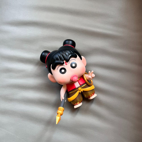 【拾壹】蜡笔小新哪吒风火轮手办车载摆件工位桌面创意礼物公仔