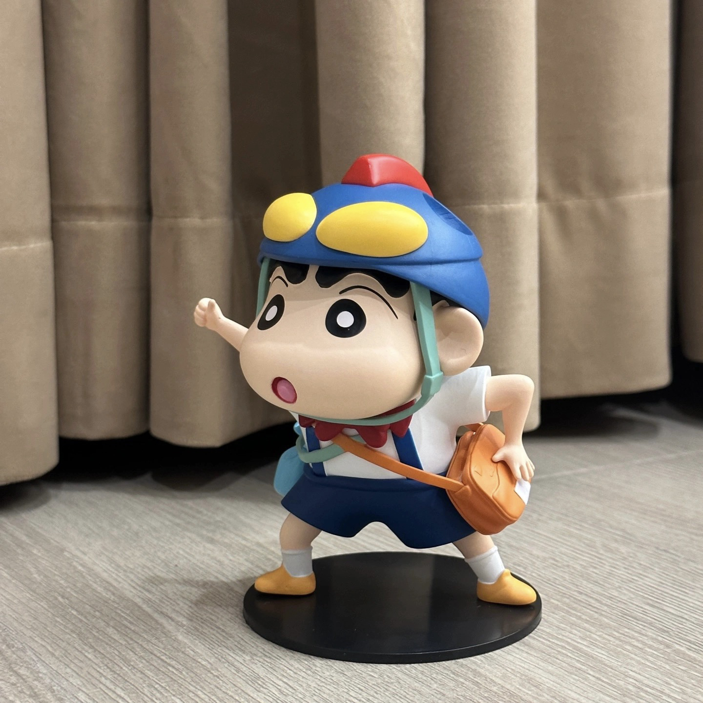 【拾壹】点赞比耶校服元气蜡笔小新手办潮玩12cm礼物桌面车载摆件