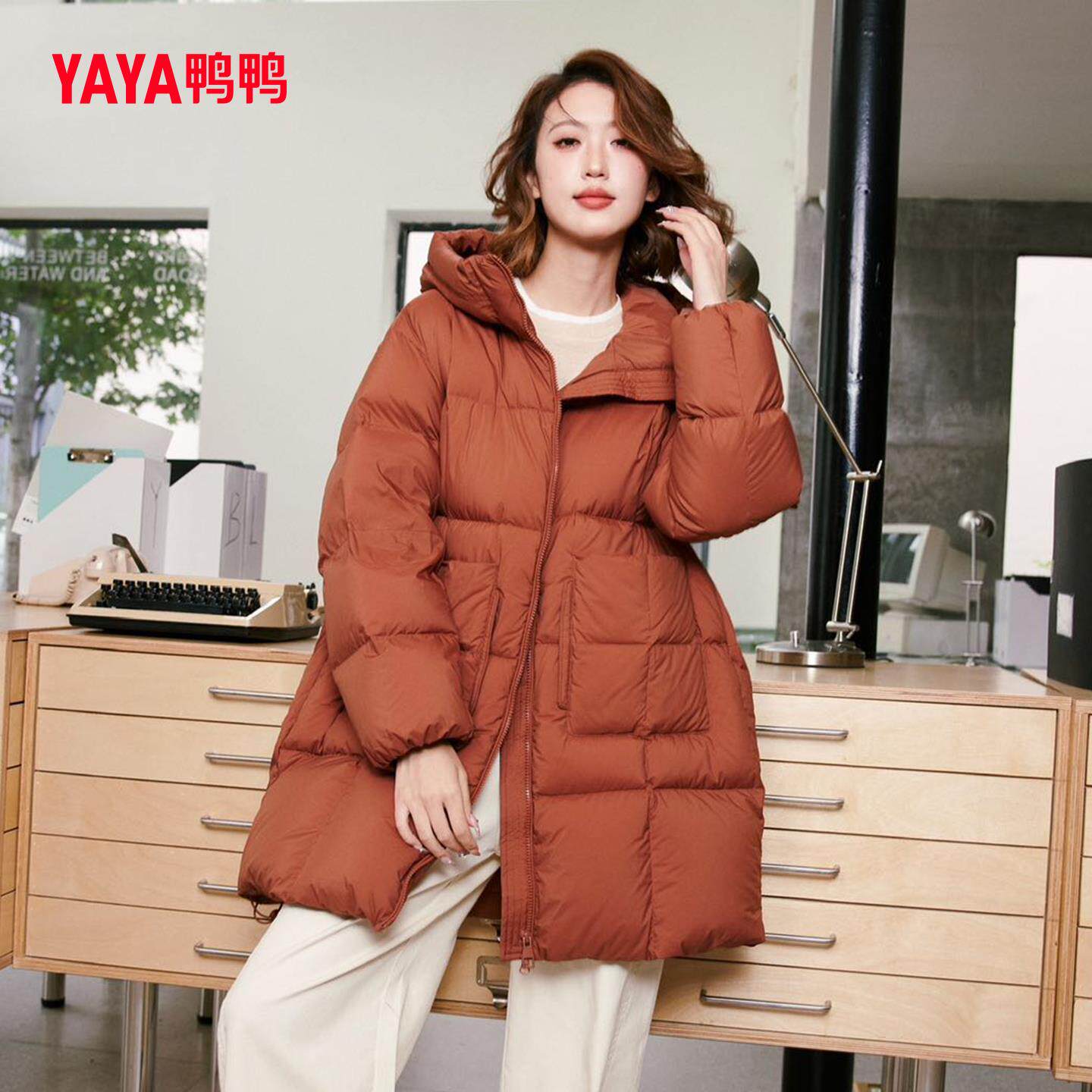 鸭鸭正品羽绒服女2025年新款时尚百搭加厚冬装中长款保暖连帽外套