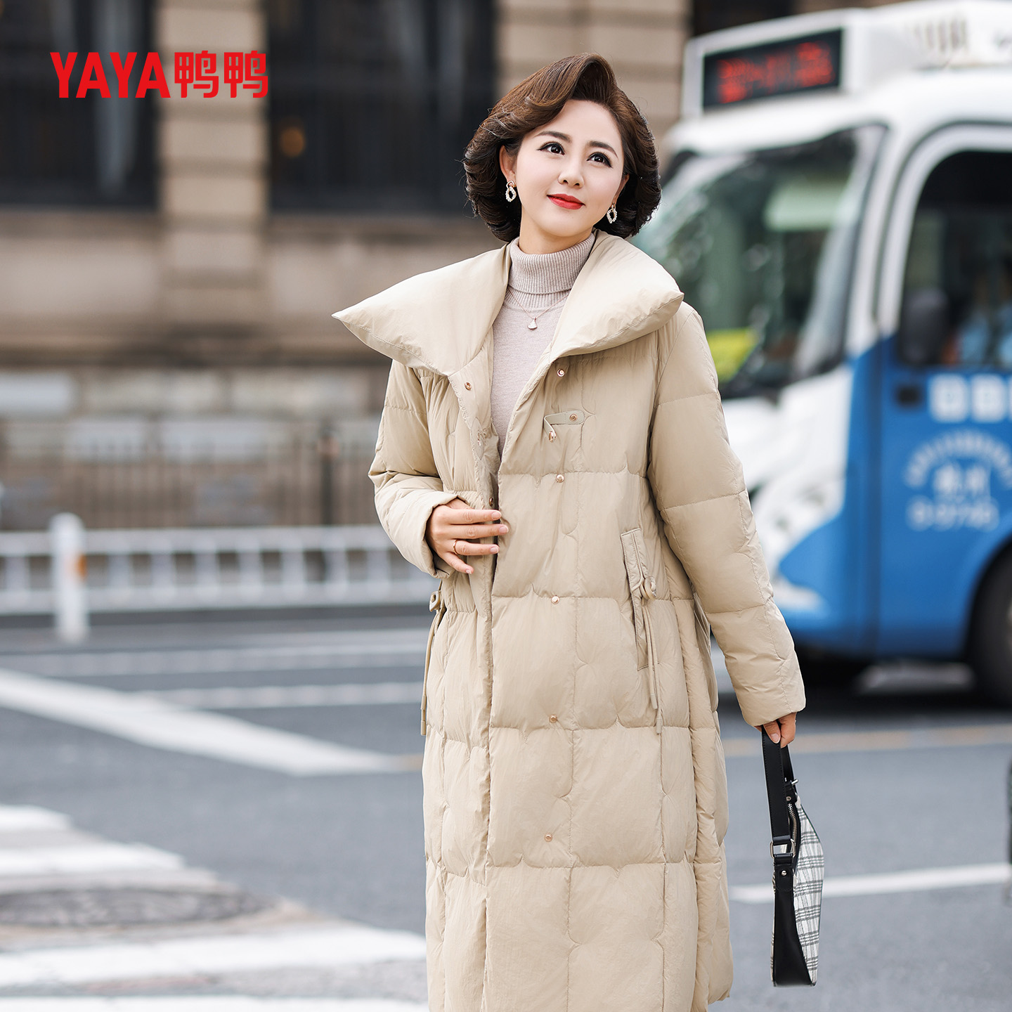 YAYA鸭鸭品牌妈妈羽绒服女2024新款中长款过膝加厚棉衣中老年外套