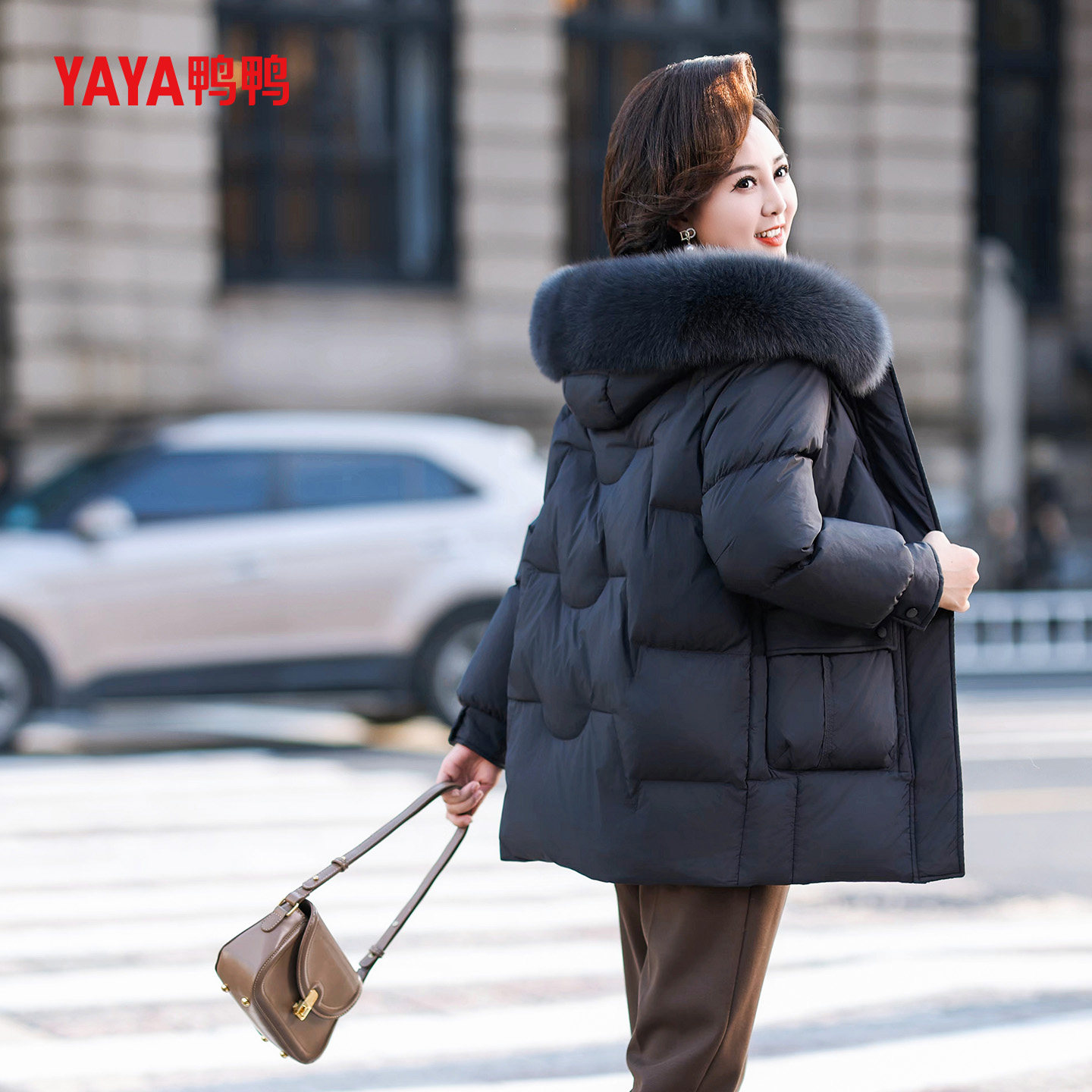 YAYA鸭鸭中年妈妈羽绒服女中长款冬季狐狸毛领连帽冬装中老年外套