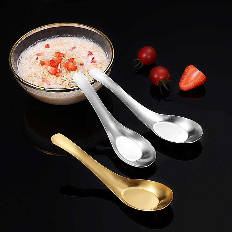 304 stainless steel flat bottomed spoon can stand upright, with a Chinese style deepening spoon head for drinking soup.