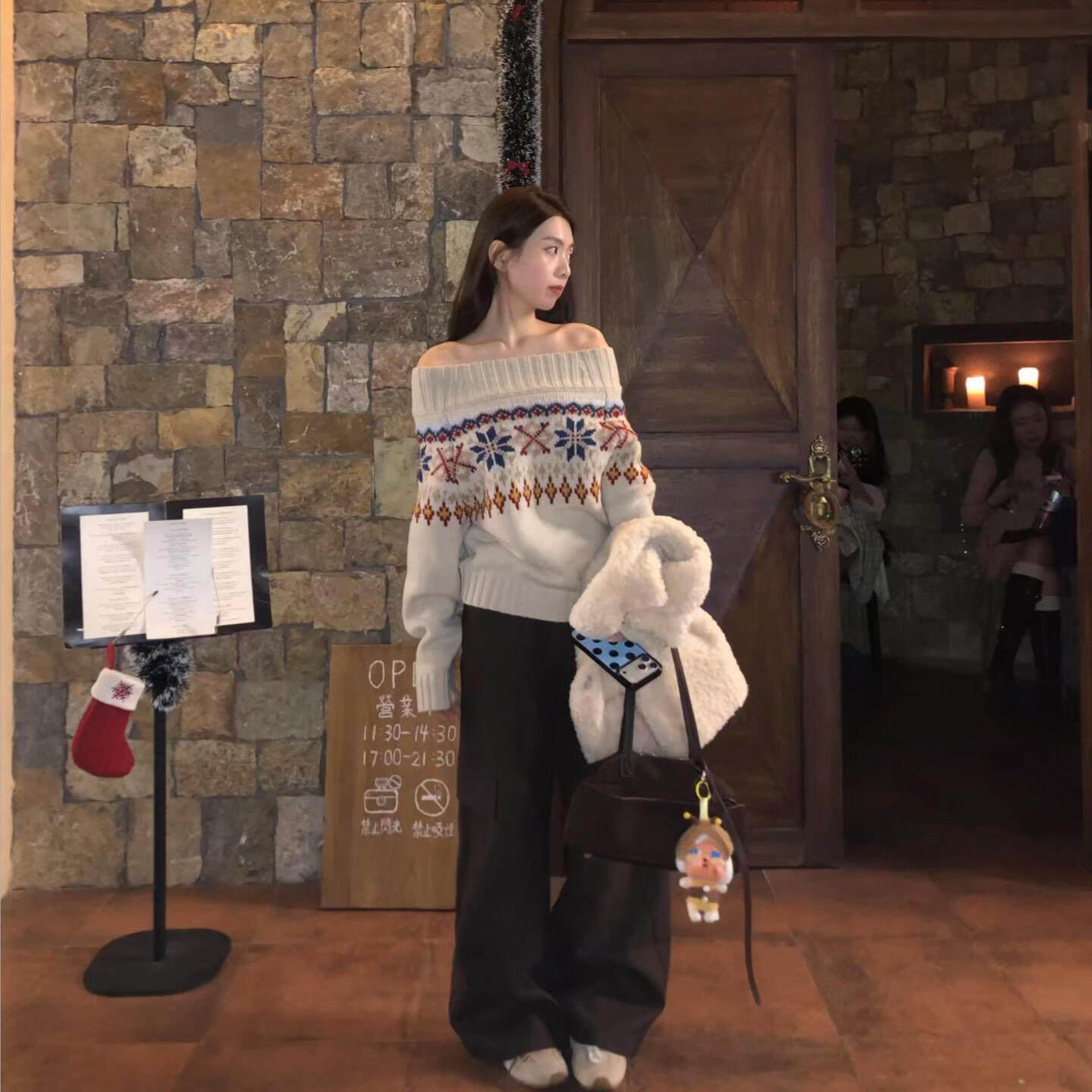 韩系费尔岛风一字肩杏色毛衣女秋冬宽松慵懒风露肩提花针织衫上衣