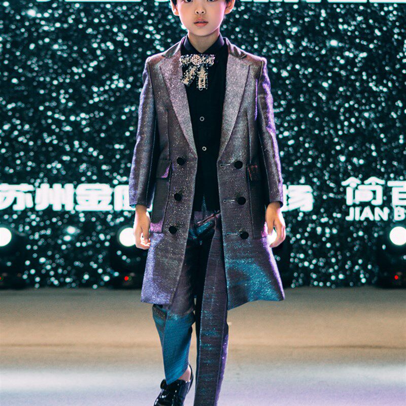 男童走秀时尚长款潮风衣西服儿童表演服亮面银灰色小主持人表演服