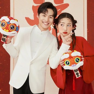 新中式婚纱照古风拍照道具秤杆喜字灯笼手拿皮影龙古装扇子对联