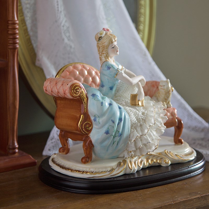 小猫坐沙发看书女孩蕾丝瓷偶客厅奢华陶瓷工艺品中古人物艺术摆件