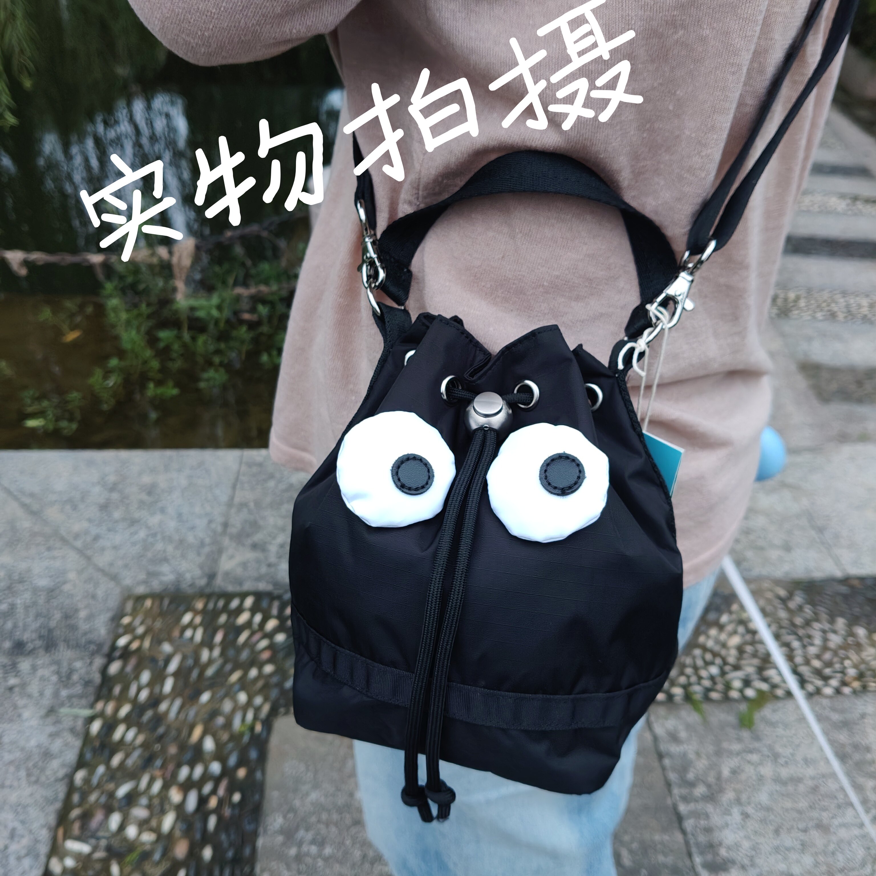 可爱大眼睛抽绳水桶包 尼龙轻便手提小包 百搭少女斜挎包通勤包包