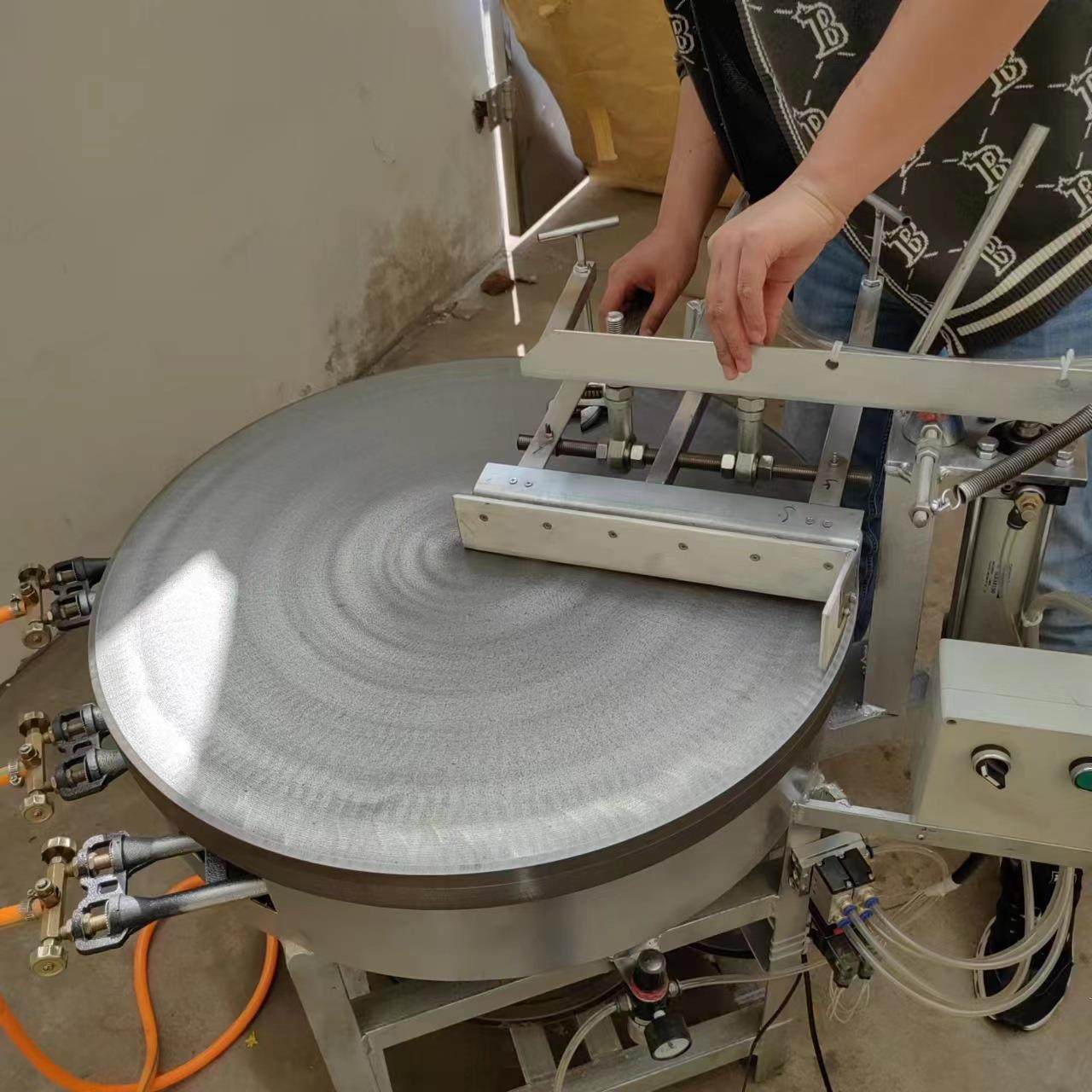 商用大型全自动煎饼机仿手工杂粮煎饼机自动上糊印刷式煎饼机