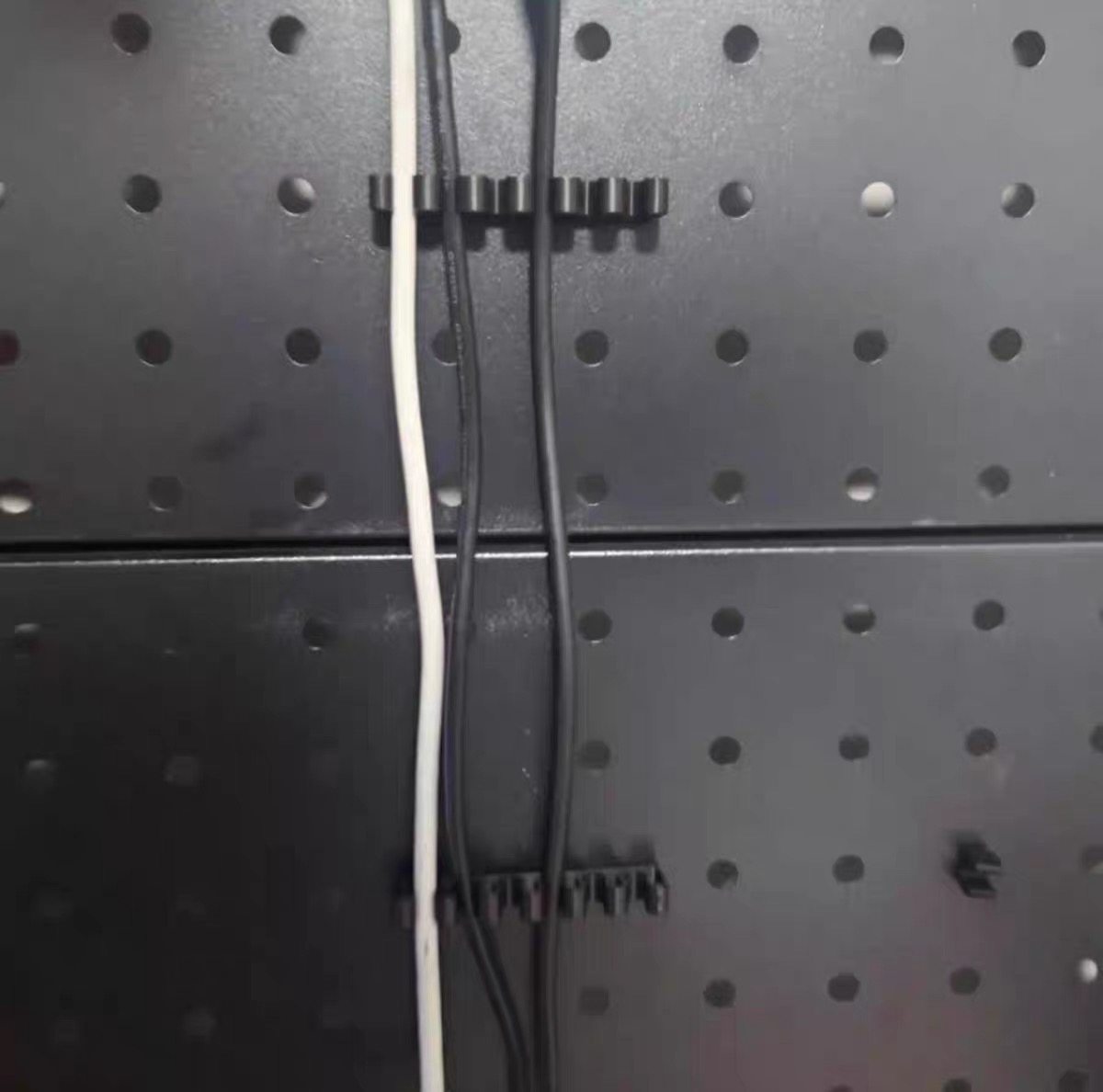 适用五金少女金属圆孔洞洞板配件 牢固数据线理线夹十只装,收纳整理,收纳洞洞板,淘宝优惠券,粉丝福利购,淘宝优惠卷