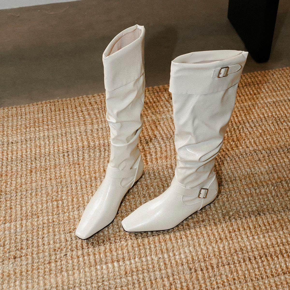 梨小七~法式白色温柔气质不过膝长靴女皮带扣低跟方头褶皱骑士靴