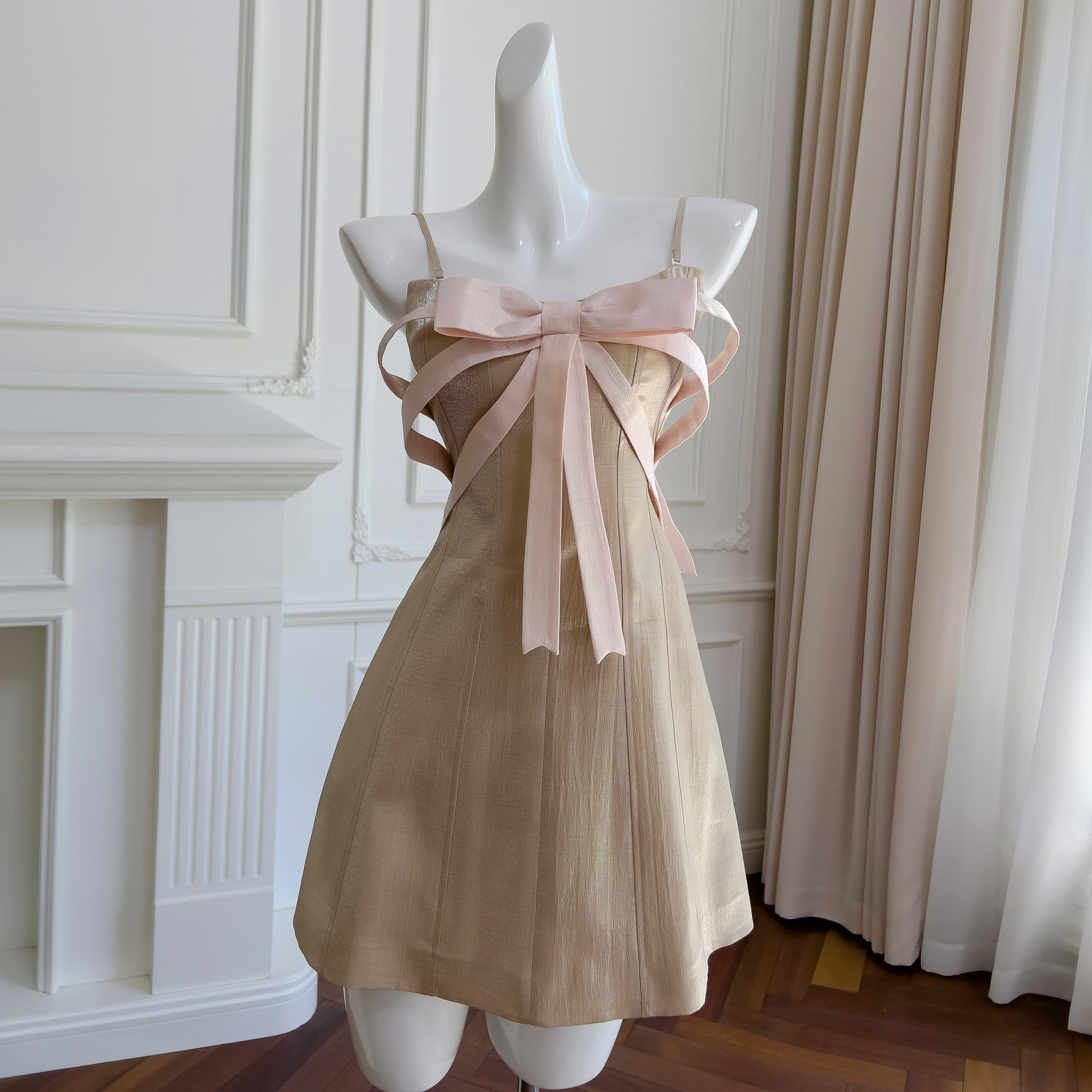 衣阁里拉2024夏季新品奶茶色无袖吊带收腰短款日常连衣裙女