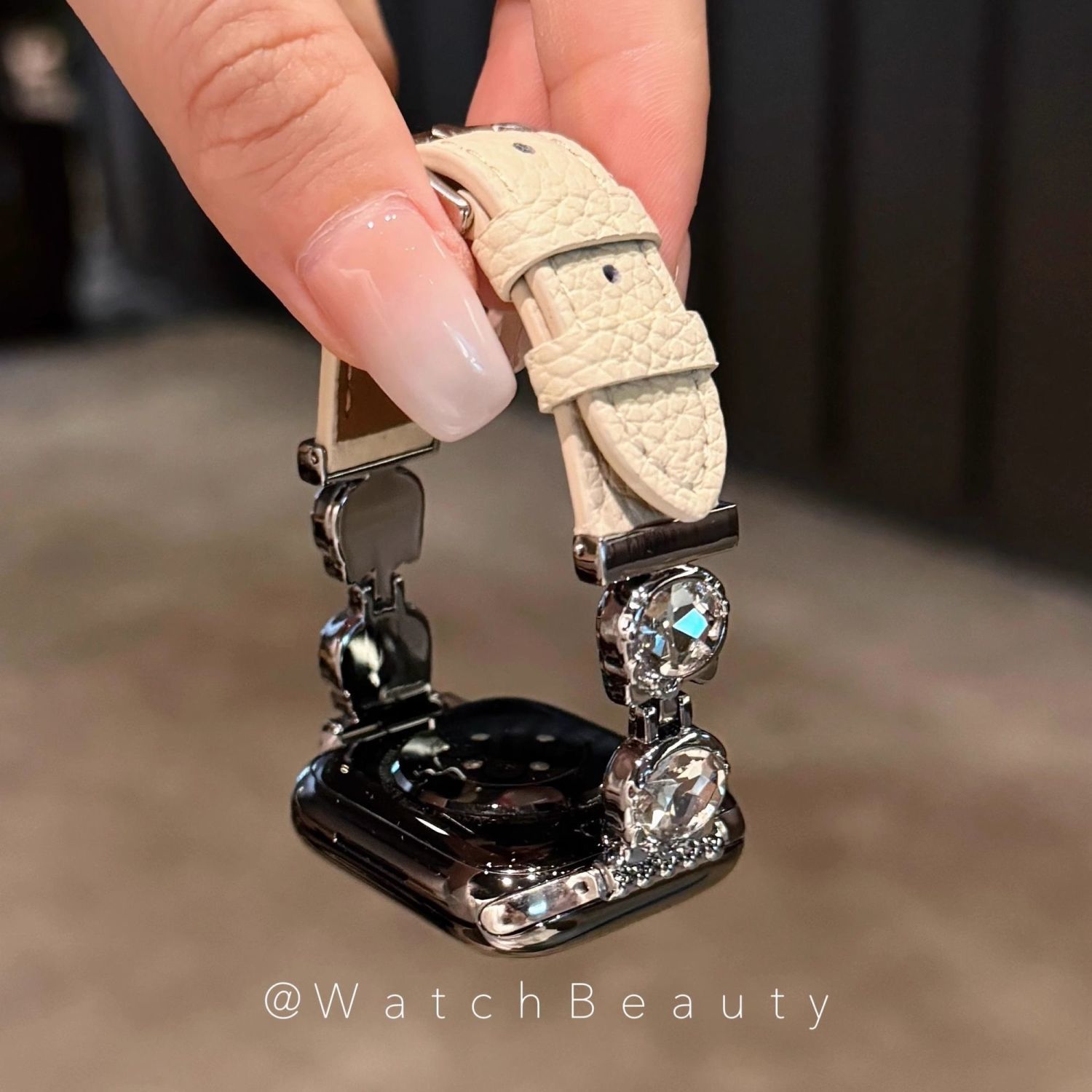 适用小米手环9pro荔枝纹kt猫镶钻新华为FIT4表带小香风女苹果表带