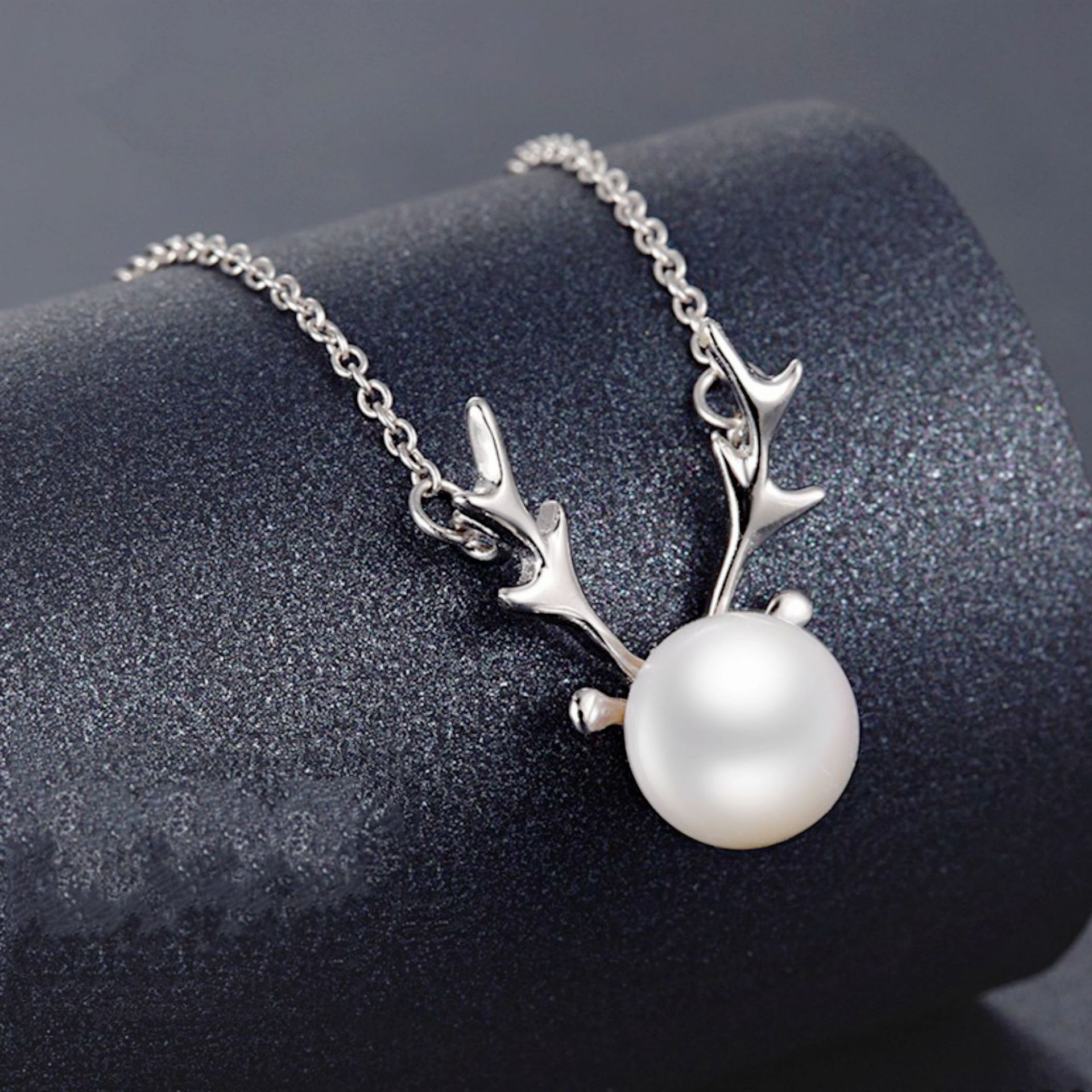 钻石之乡河南柘城河南人工钻石麋鹿热卖地摊项链时尚韩国短款简约