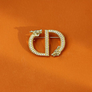 抖音爆款轻奢CD字母龙胸针高端别针女胸花毛衣开衫西装男大a3009