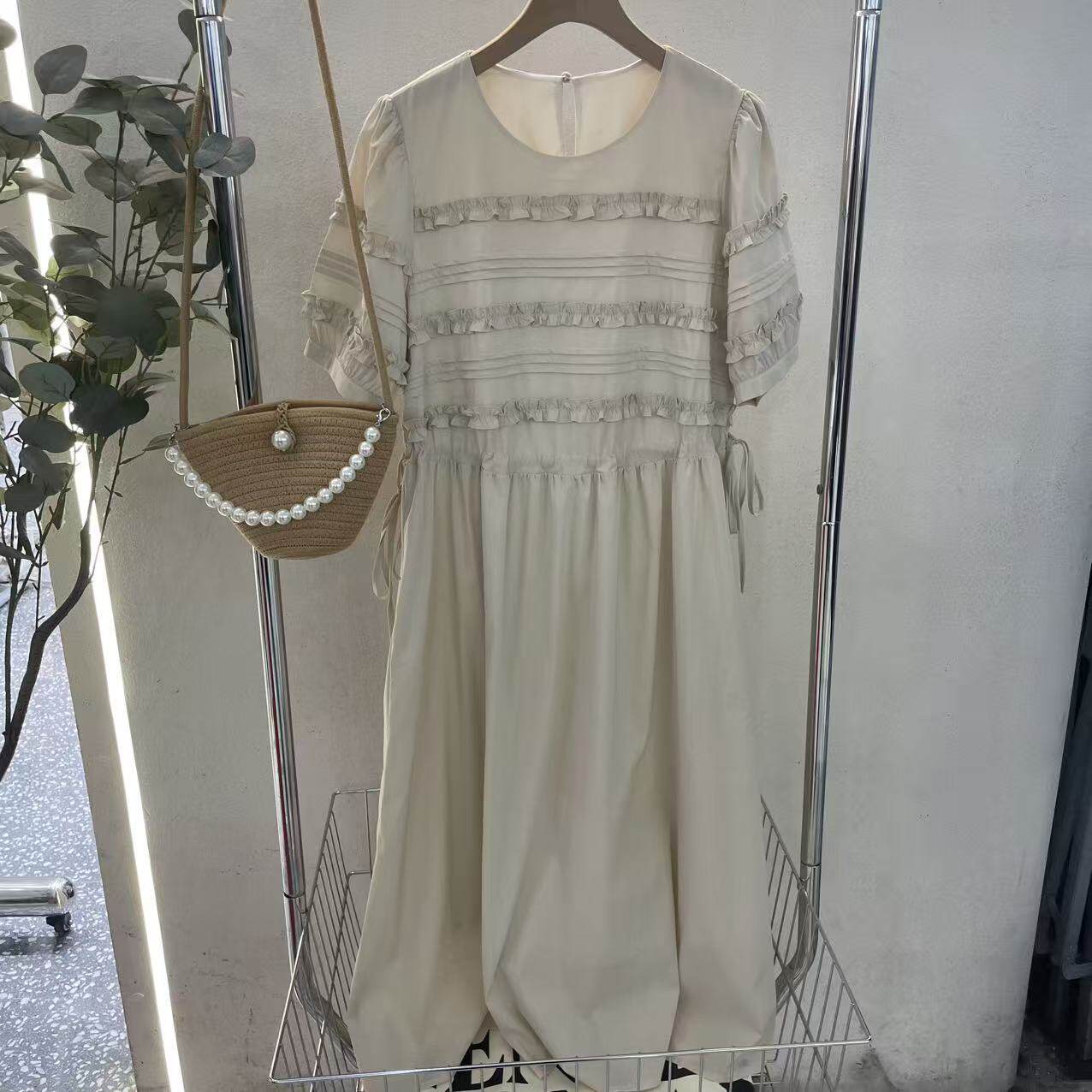 日系森女风泡泡袖收腰显瘦连衣裙