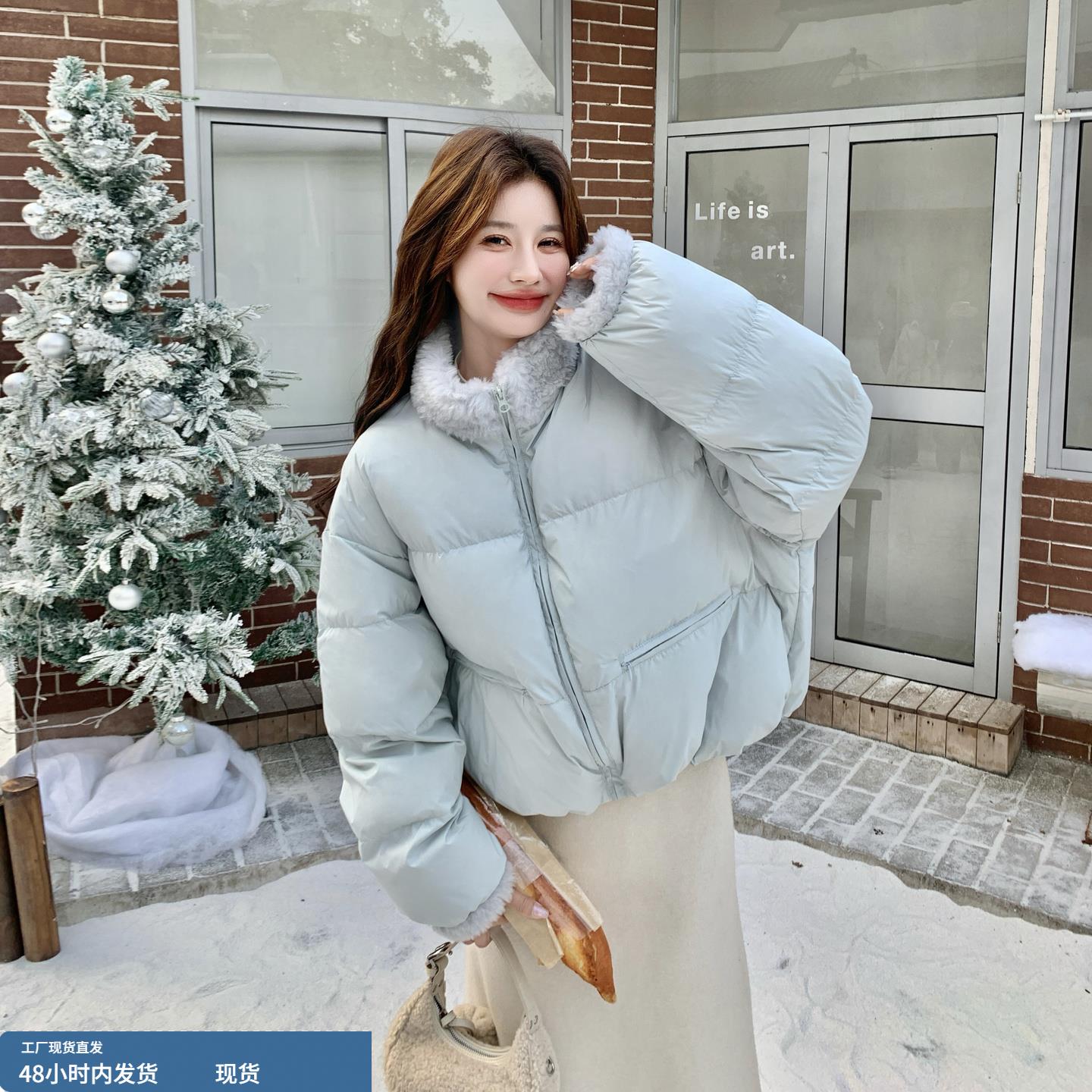浅蓝色毛绒短款羽绒服女冬季2025新款小个子面包服白鸭绒保暖外套