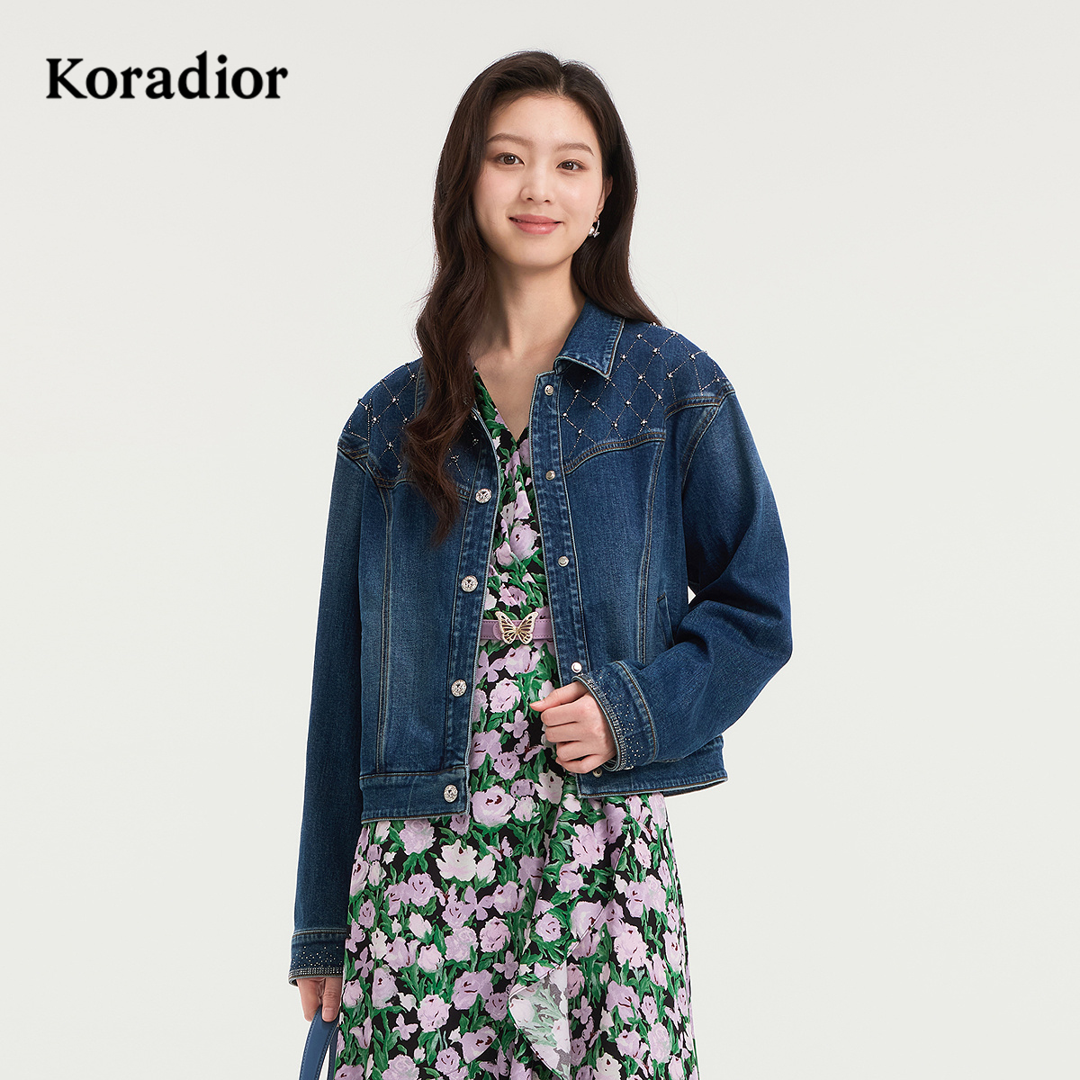 Koradior珂莱蒂尔商场同款2025秋新款时尚丹宁烫钻工艺牛仔短外套