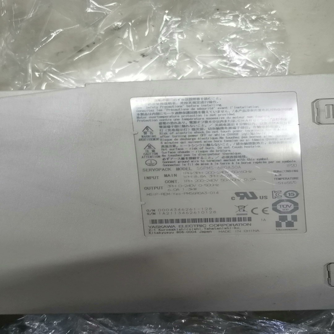 安川SGPMS-6R0A30A照片拍照实物有一个缺头一个不缺