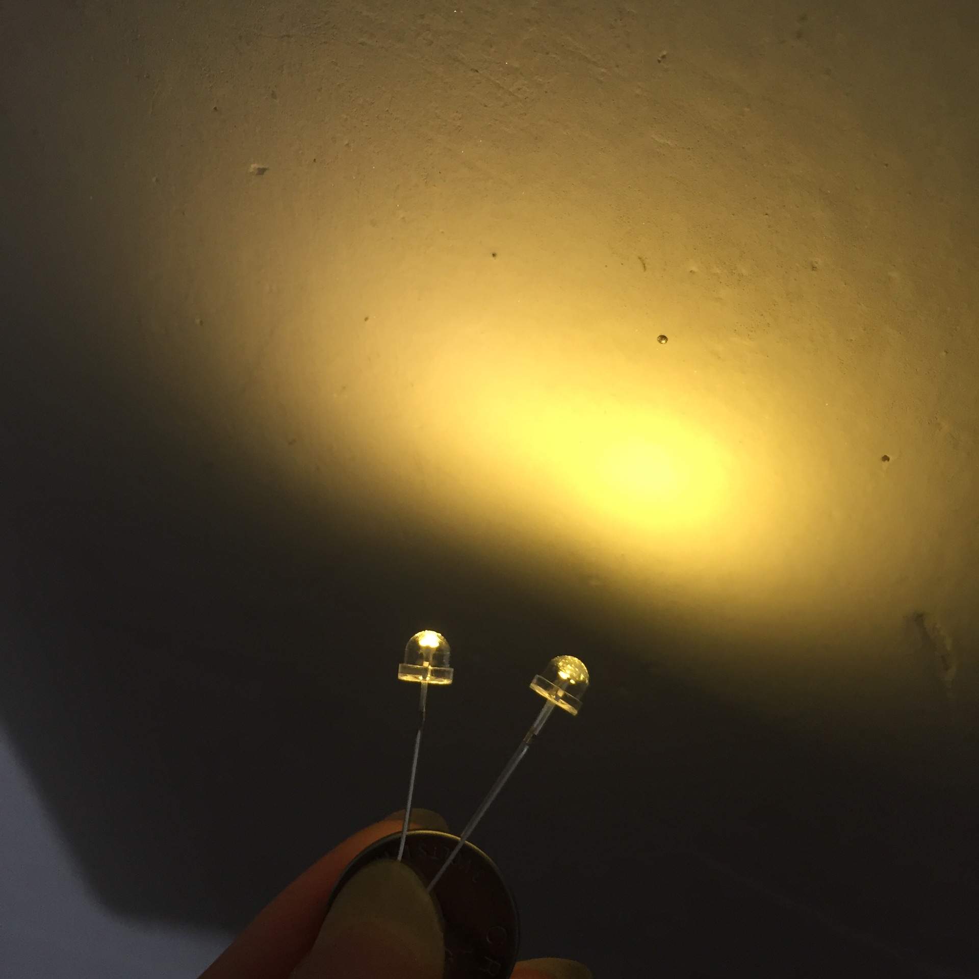 供应发光二极管LED灯珠F5草帽长脚暖白光色温2800－3000