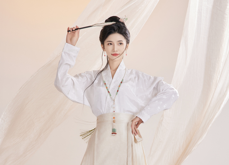 新款新中式国风立领白色长袖暗纹提花飞机袖上衣春秋季日常通勤款