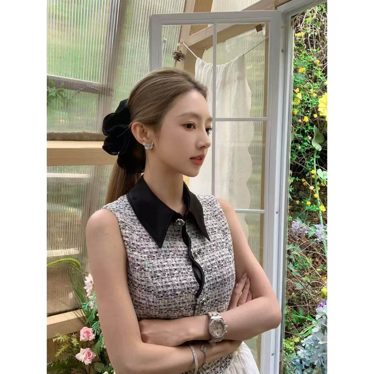 宋仁何【微辣时刻】2025年春季新款黑白格纹粗花呢无袖马甲上衣