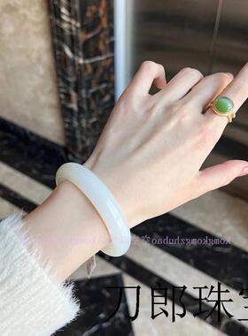 高端和田玉色羊脂白玉圆条手镯少女款扁条宽版玉镯新疆玉镯子贵妃