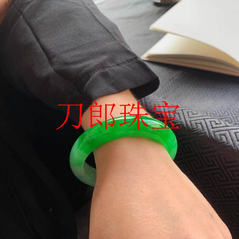 缅甸冰种翡翠色扁条手镯阳绿女款新中式半山半水辣绿色贵妃玉镯子
