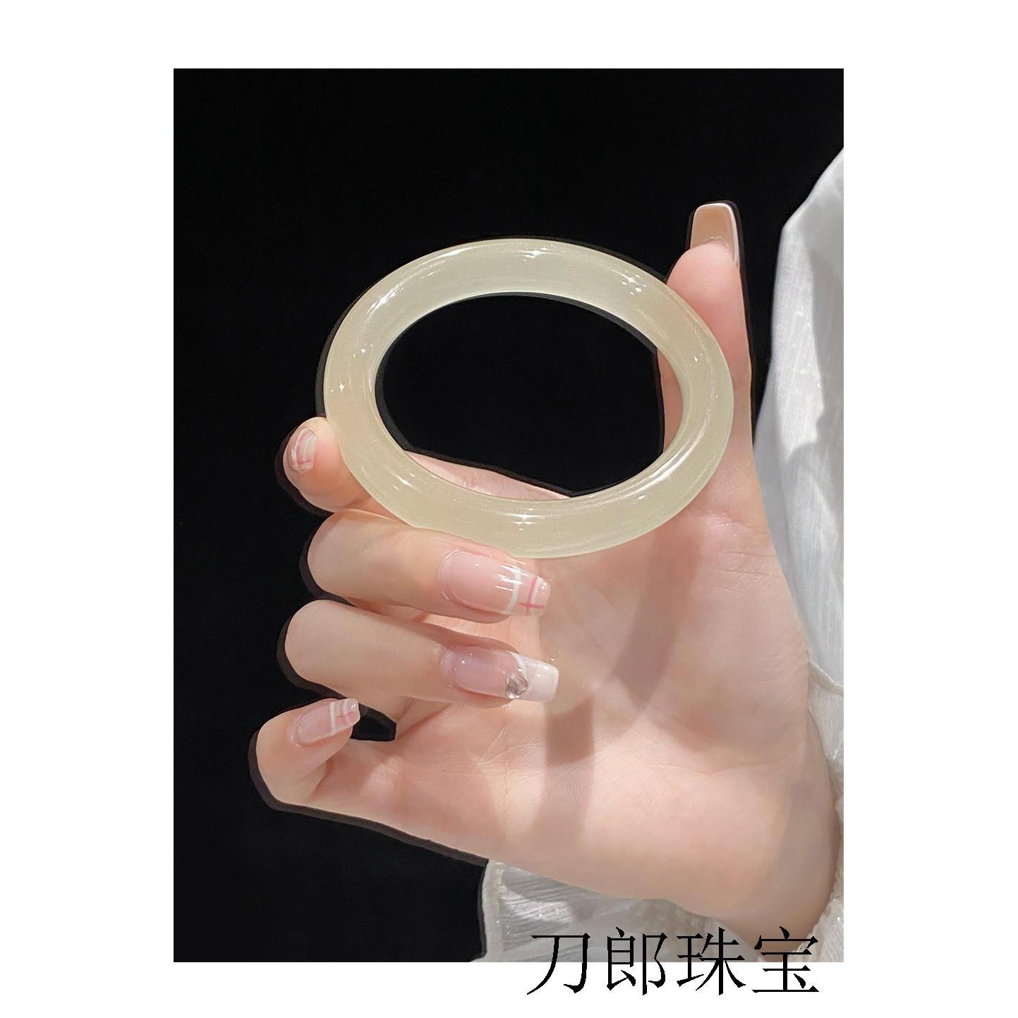 精品高端青白玉岫玉镯子冰透裸色玉镯正圈贵妃镯高级时尚百搭女款