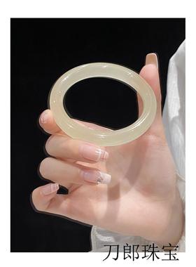 精品高端青白玉岫玉镯子冰透裸色玉镯正圈贵妃镯高级时尚百搭女款