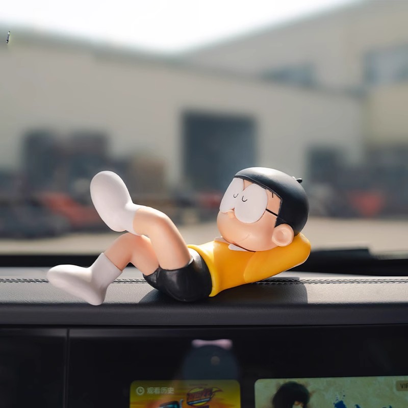 大雄胖虎歪头车载摆件蜡笔小新手办中控台桌面副驾驶特斯拉装饰
