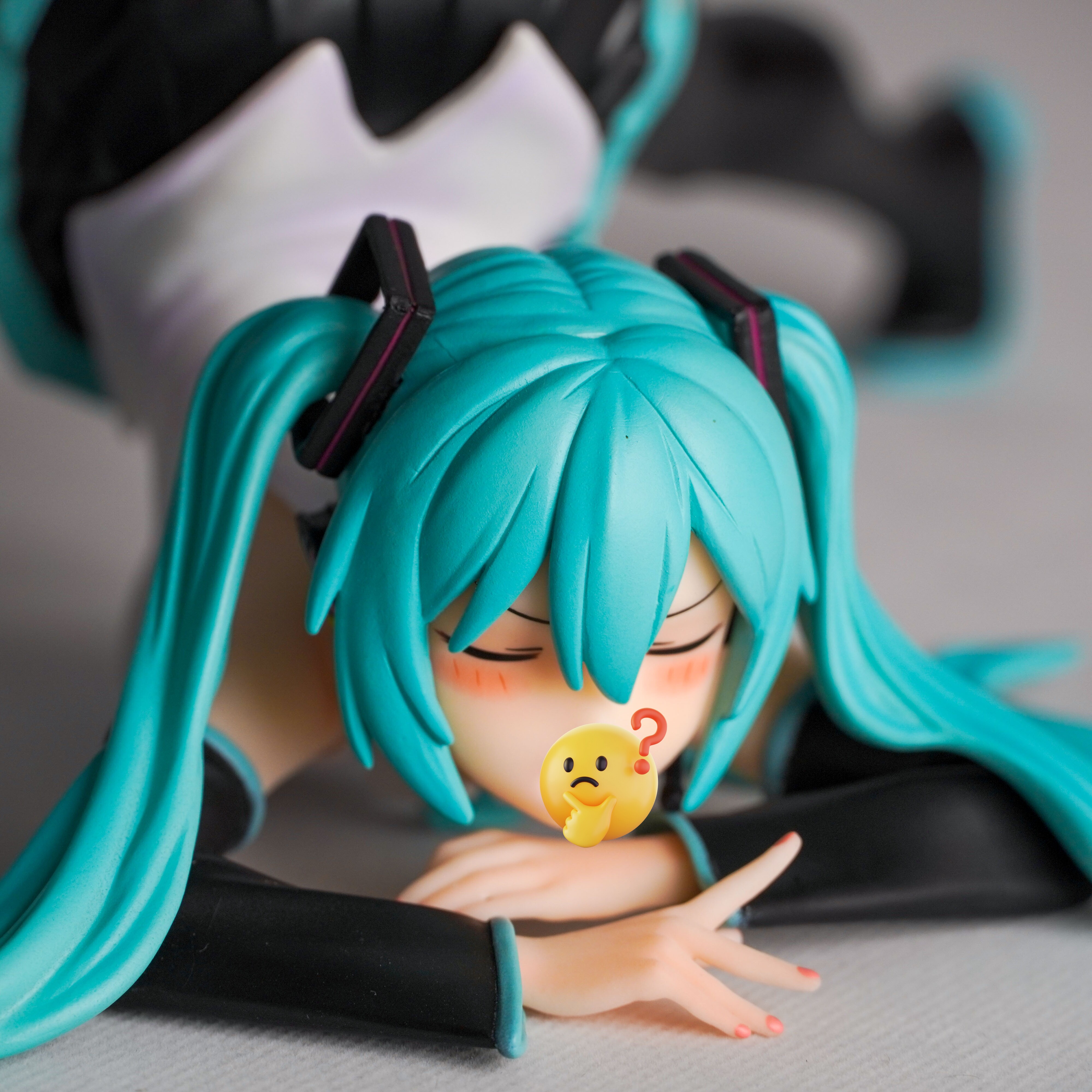 初音未来趴姿手办模型摆件