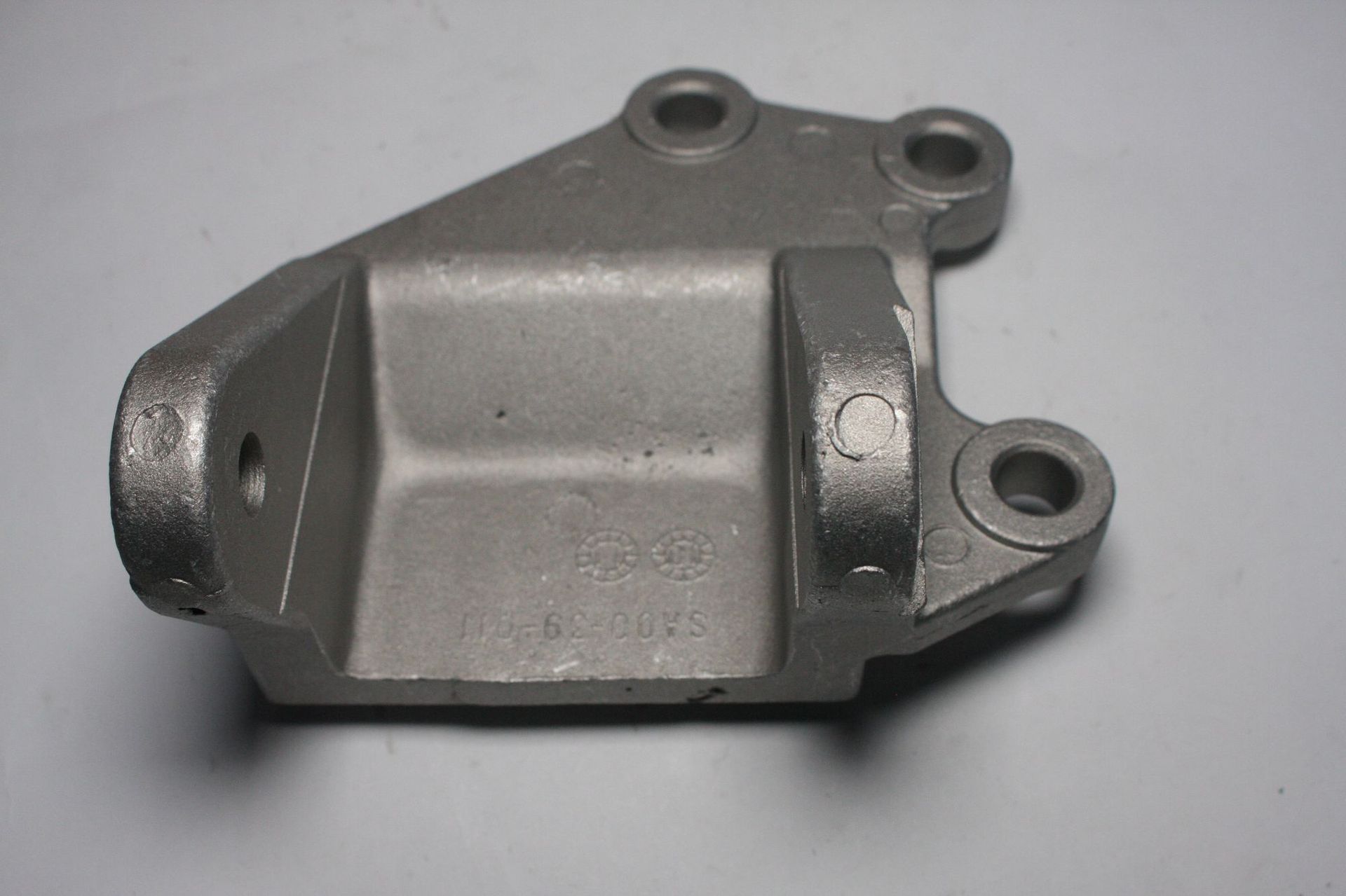 SA00-39-011F适用于马自达S3/S7机脚胶支架 后 MT