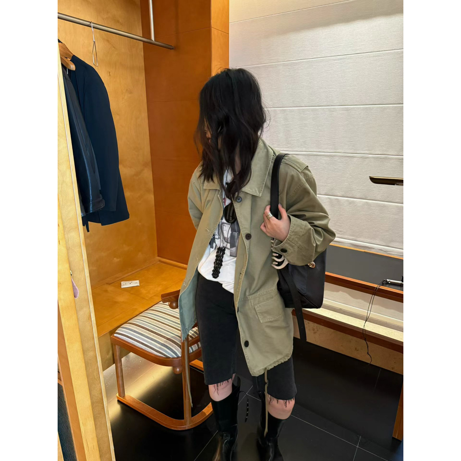 秋上新时尚高级经典款风衣女单排扣翻领落肩袖中长款纯色短外套