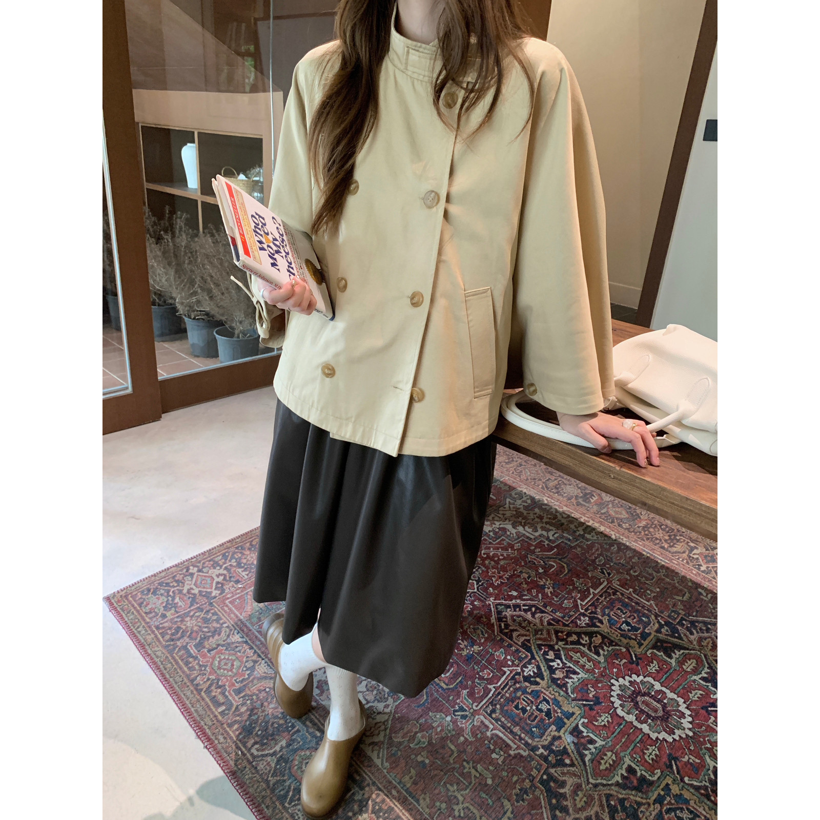秋上新高级质感经典休闲风衣女廓形立领双排扣斗篷短外套30518