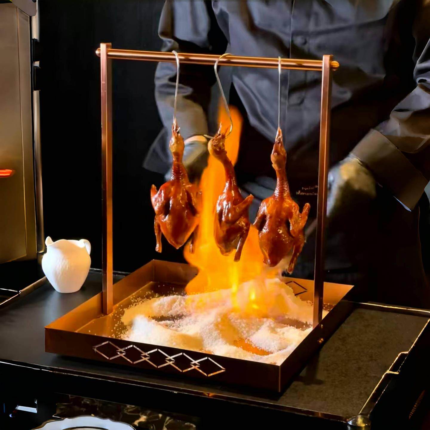 火焰溏心鲍鱼吊烧乳鸽餐具盐烤鲍鱼不锈钢架子高端酒店会所饭厅用