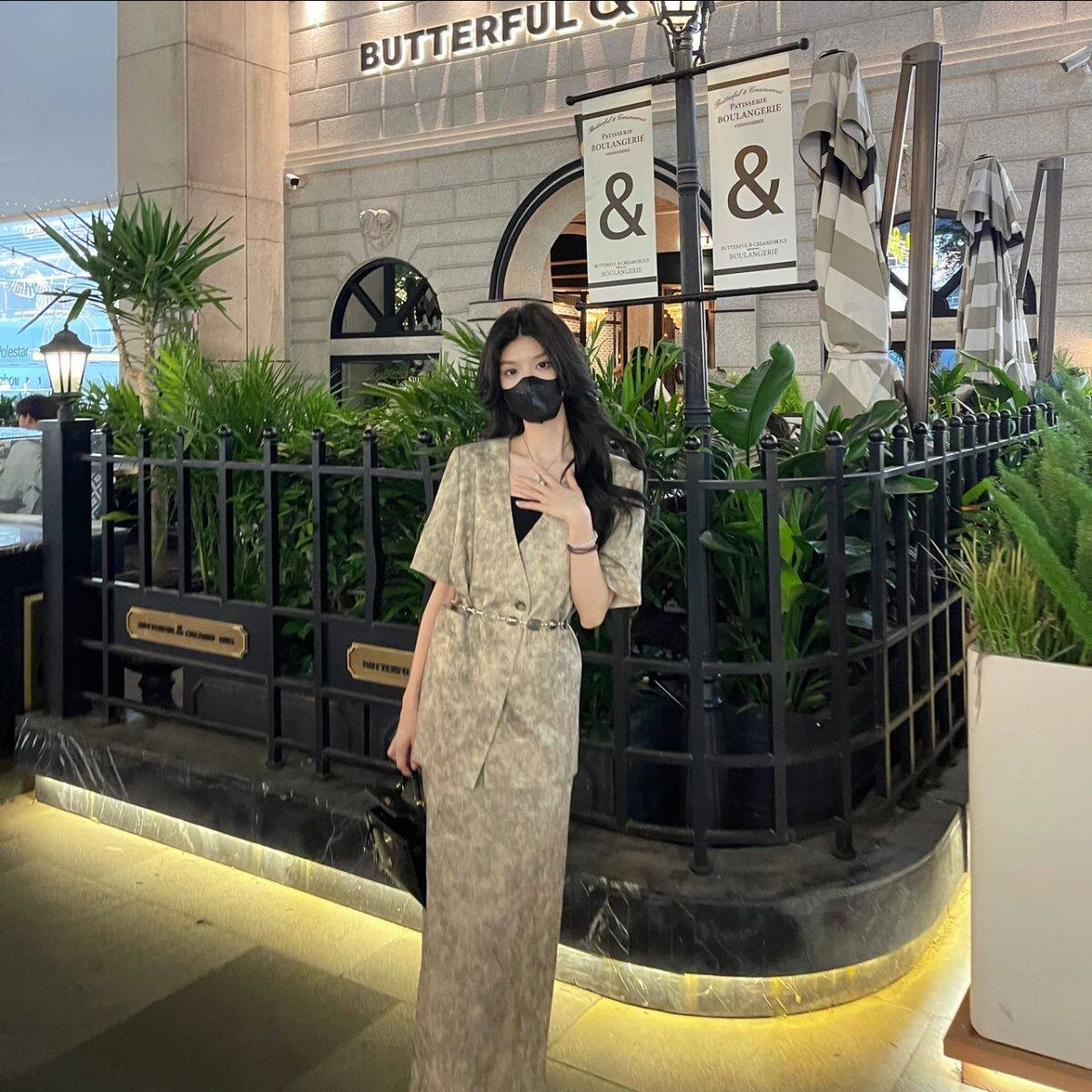 欧货夏季2024新款V领短袖薄款西装女松紧高腰半身裙两件套套装潮
