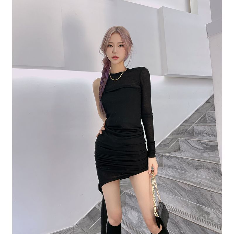 黑色修身连衣裙短款气质