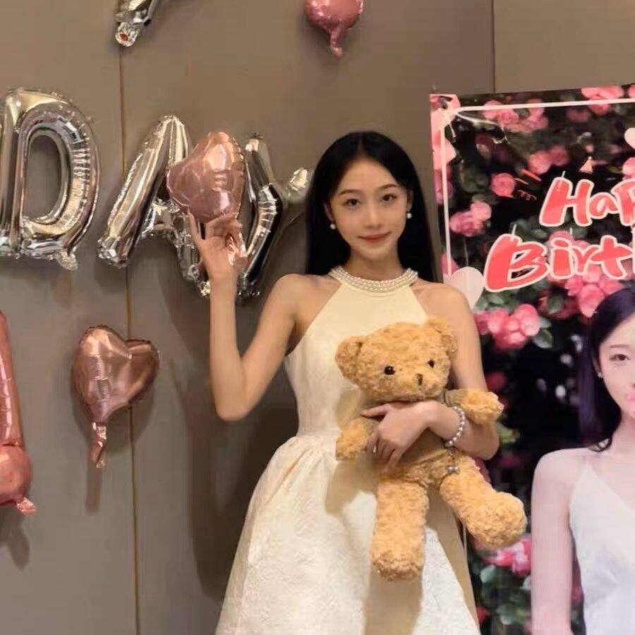 法式小香风白色挂脖连衣裙夏季2024新款女高级感气质收腰显瘦裙子