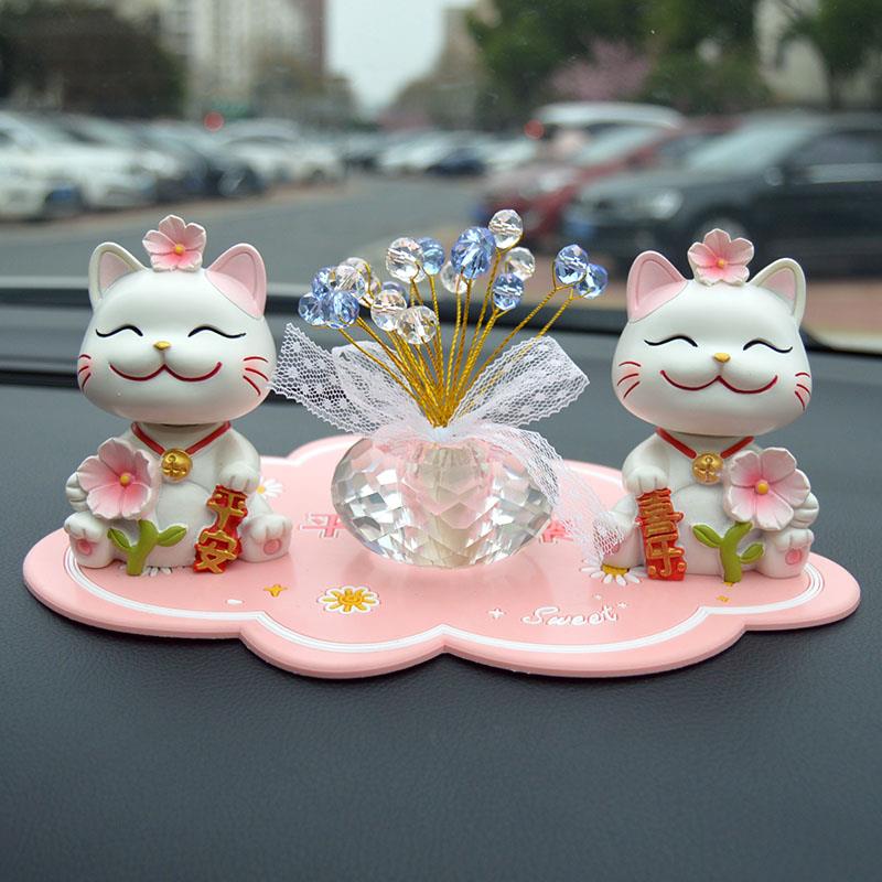 2025新款可爱摇头招财猫汽车摆件车载车内饰品创意车内中控台装饰