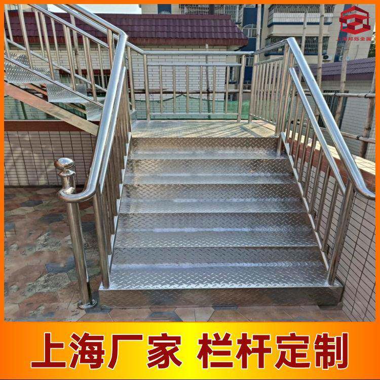 户外防滑楼梯上海厂家定制304花纹钢板加厚室室外阁楼楼梯安装