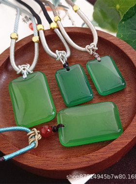 厂家天然玛瑙绿玉髓无事牌项链浅绿色帝王绿牌子男女情侣玉佩